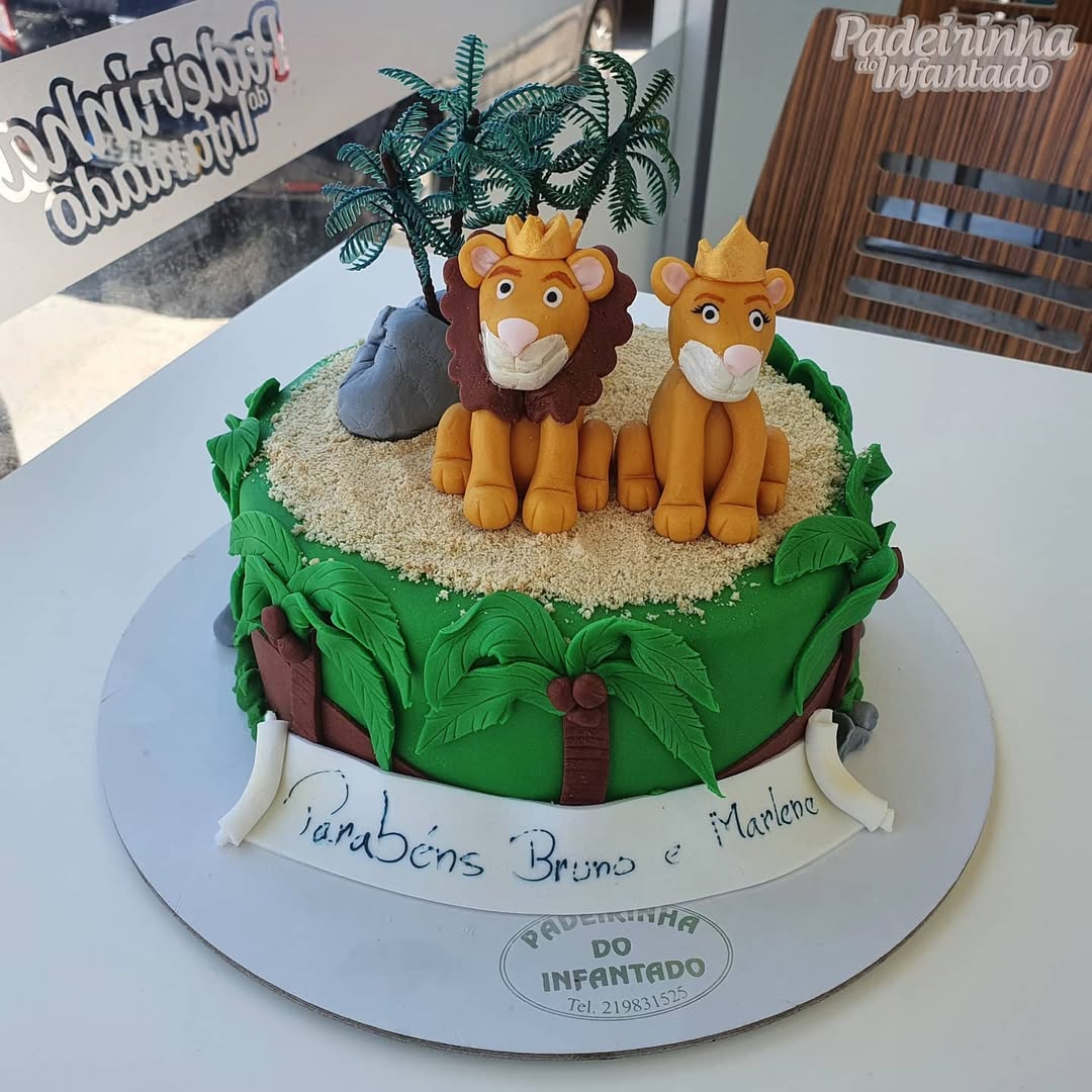 Bolo temático safari com leões